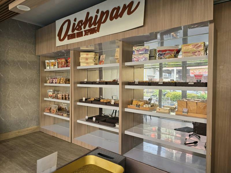 Sudut rak Oishipan di dalam toko